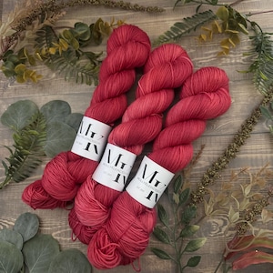 Hilo para calcetines de dedo &quot;MANZANA DE CARAMELO&quot;, teñido a mano en un tono rojo. ¡Precioso tono otoñal!