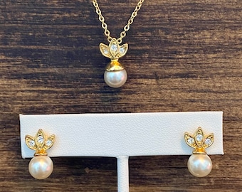 Pearl Earrings and Necklace Set / Vintage Style Jewelry / Unique Pearls