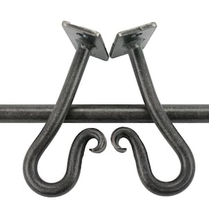 Może przedstawiać: Dwa wsporniki ścienne z ciemnoszarego metalu o zakrzywionym, haczykowatym kształcie u dołu i płaskiej, kwadratowej płytce montażowej u g&oacute;ry. Prosty, pasujący pręt z ciemnoszarego metalu jest umieszczony poziomo za dwoma wspornikami.