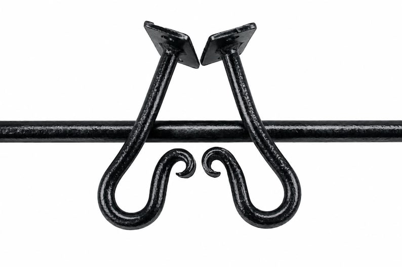 Może przedstawiać: Dwa czarne metalowe wsporniki ścienne z zakrzywionym haczykiem w kształcie woluty i płaską kwadratową płytką montażową u g&oacute;ry, umieszczone symetrycznie za cienkim, prostym czarnym metalowym prętem biegnącym poziomo przez środek.