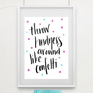 Könnte beinhalten: Weißer gerahmter Druck mit einem schwarzen handschriftlichen Zitat, das "throw kindness around like confetti" lautet, mit rosa und blauen Konfetti, die um den Text herum verstreut sind. Am unteren Rand des Drucks steht der Text "YEPSIDOODLE" in Schwarz.