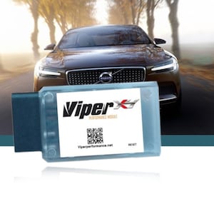 Può includere: Un modulo di prestazioni ViperX bianco e blu con un connettore nero. Il modulo ha un codice QR e il testo "ViperX Performance Module" e "Viperperformance.net". C'è un pulsante con la scritta "Reset".