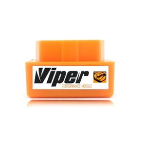 Puede incluir: Un módulo de rendimiento Viper naranja. El dispositivo tiene forma rectangular con una etiqueta blanca que tiene la palabra "Viper" en negro y las palabras "Performance Module" en negro. El logotipo de Viper también está en la etiqueta.