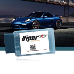 Può includere: Un modulo di prestazioni Viper X blu con un'etichetta bianca e un codice QR. L'etichetta dice "Viper X Performance Module" e "Viperperformance.net". C'è un pulsante che dice "Reset".