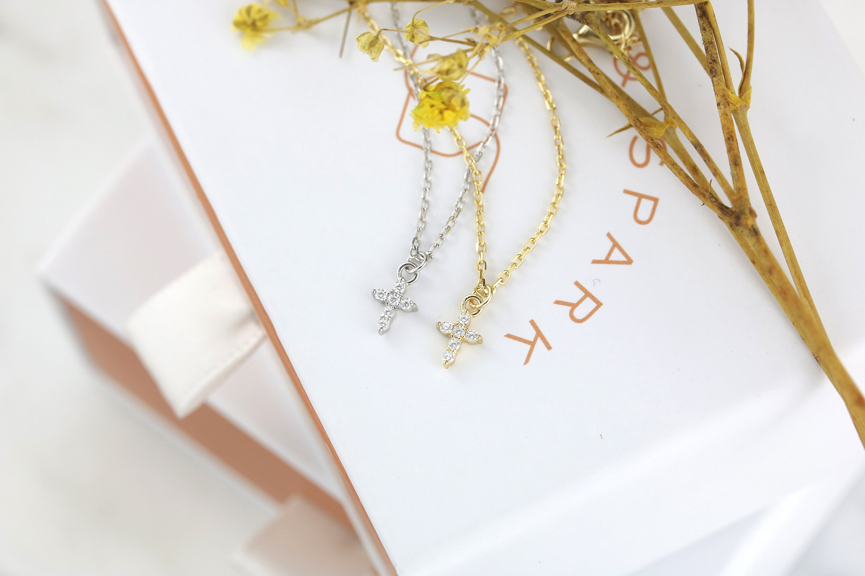 Piccola collana con croce in argento, ciondolo a croce in cristallo