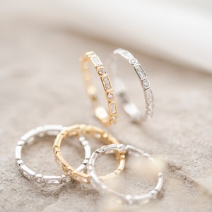 Obrączka eternity ze srebra próby 925/złota z cyrkoniami sześciennymi - obrączka eternity z oprawą bezelową - obrączka eternity bagietka - delikatne obrączki - pierścionek eternity mix