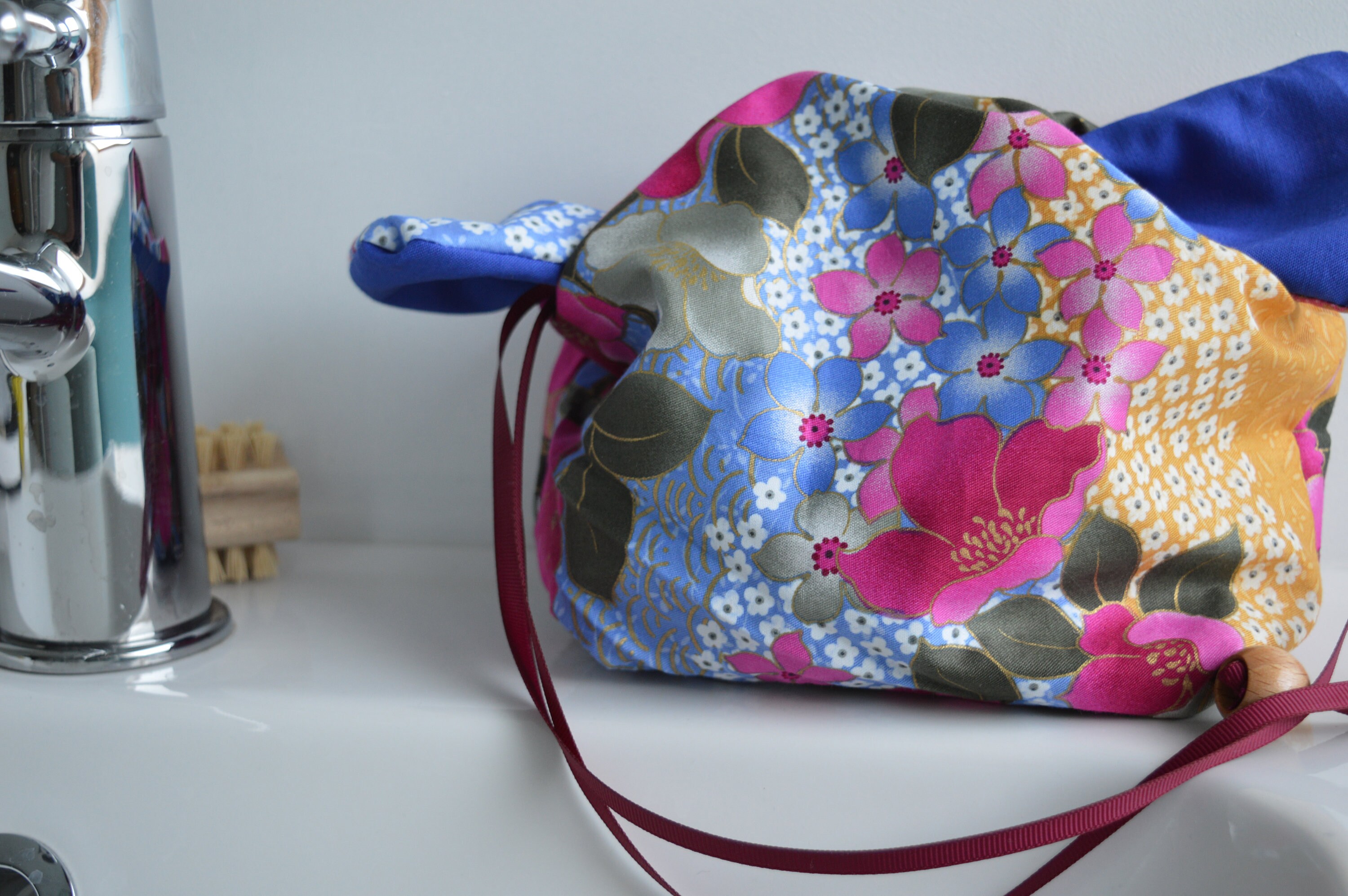 Handmade toiletry bag with two layers of cotton. Close it with Etsy
