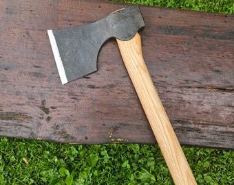 手鍛造大工斧：1080高炭素鋼、マウンテンアッシュ材の柄