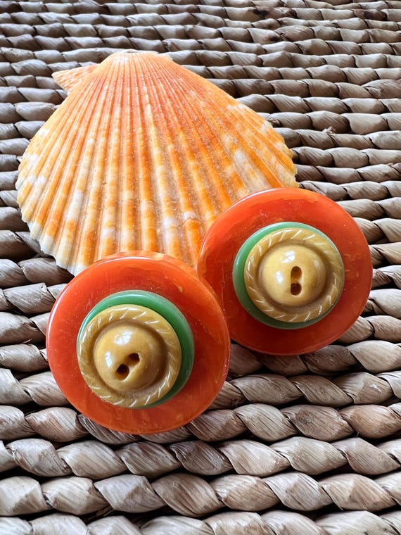 BAKELITE BUTTONS - Beautiful Bakelite Button Earr… - image 1