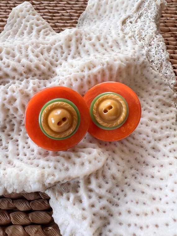 BAKELITE BUTTONS - Beautiful Bakelite Button Earr… - image 4