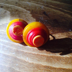 BAKELITE BEAUTIES - Beautiful Bakelite Button Earrings