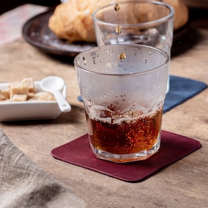 Juego de posavasos con monograma, juego de 4 posavasos de cuero personalizados, juego de 4 posavasos de cuero a medida, posavasos para bebidas, juego de posavasos cuadrados de cuero