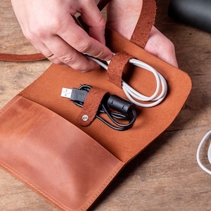 Personalisierter Leder Kabel Organizer für Handy und Powerbank, Leder iPhone Kabel Organizer, Ladegerät Organizer, Cord Roll Organizer