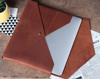 Maßgeschneiderte Lederhülle für MacBook Air 13/15, Pro 14/16 und MacBook Neo mit Prägung