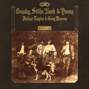 Könnte beinhalten: Ein Schwarzweißfoto von einer Gruppe von sechs Männern und einem Hund. Die Männer tragen alle Freizeitkleidung und stehen in einem Waldgebiet. Der Text "Crosby, Stills, Nash & Young Dallas Taylor &  Grey Reeves Déjà vu" ist über dem Foto gedruckt.