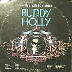 Könnte beinhalten: Vintage Buddy Holly Albumcover. Das Albumcover zeigt den Text "A Rock & Roll Collection" und "Buddy Holly" in Türkis. Ein Porträt von Buddy Holly befindet sich in der Mitte, umgeben von Engeln und aufwendigen Designs. Die Titelliste des Albums ist sichtbar.