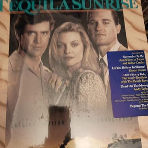 Könnte beinhalten: Ein Vintage-Vinyl-Soundtrack für den Film "Tequila Sunrise" mit Songs von Ann Wilson of Heart, Robin Zander, Duran Duran, The Everly Brothers, The Beach Boys, Andy Taylor und mehr.