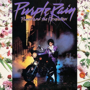 Puede incluir: Portada del álbum "Purple Rain" de Prince and The Revolution. La imagen muestra a Prince con un traje morado, sentado en una motocicleta morada. El título del álbum está en escritura morada. Una mujer está de pie en el fondo. Humo y un ambiente oscuro.
