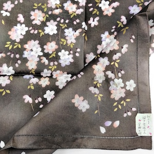 日本のヴィンテージハンカチ 桜 - 茶色のモチーフに桜 伝統的 20 x 19インチ I 送料無料 35米ドル以上 (カートに自動追加)