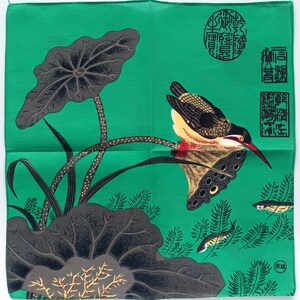 ヴィンテージの日本のハンカチ - カワセミと蓮の池 | 伝統芸術にインスパイアされたデザイン 14 x 13インチ I 送料無料 35米ドル以上 (カートに自動追加)