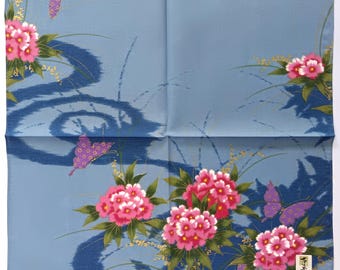 Pañuelo japonés antiguo – Racimos de flores de cerezo (Yaezakura) y mariposas en un arroyo azul 17 x 17 pulgadas