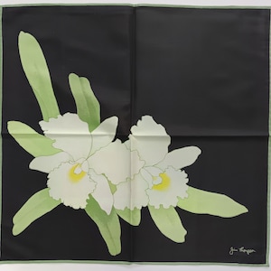 Puede incluir: Pa&ntilde;uelo cuadrado de seda negra con dise&ntilde;o floral. El pa&ntilde;uelo presenta dos orqu&iacute;deas blancas con centros amarillos y hojas verde claro. El borde es verde claro y el pa&ntilde;uelo est&aacute; firmado "Jim Thompson" en la esquina inferior derecha.