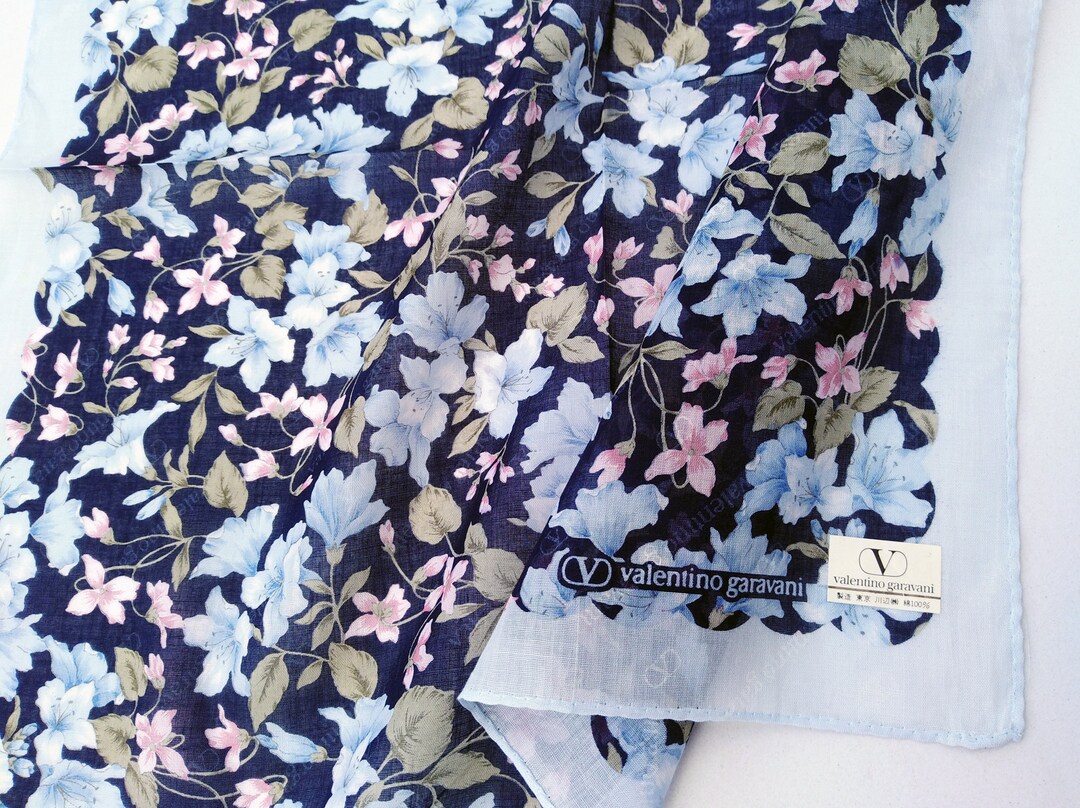 Pol Sammenlignelig antyder Valentino Garavani Vintage Handkerchief Floral 17 X 17 Inches - Etsy Denmark