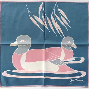 Mouchoir en soie vintage Jim Thompson Duck Couple 17 x 46,5 pouces I Livraison gratuite à partir de 35 USD de commande - ou combiner des articles en une seule commande !