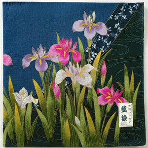 Może przedstawiać: Niebiesko-zielony materiał z japońskim wzorem irysów. Materiał ma złotą lamówkę i napis "大判ハンカチ  綿 100%  (株)トーヨー"