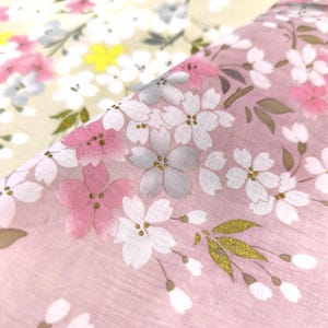 日本のヴィンテージハンカチ 桜 黄色からピンク 19 x 18 インチ I 35 USD 以上のご注文で送料無料 - または 1 つの注文でアイテムを組み合わせることもできます!