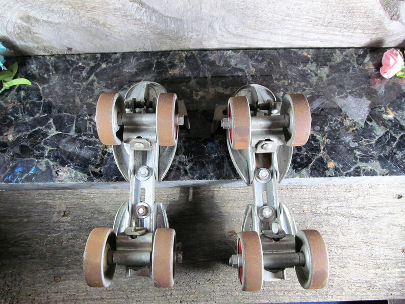 Retro Fashion Solid Metal Vintage Home /& Farmhouse Decor Pair of 2 1950/'s Americana Hustler Speed King Vintage Adjustable Roller Skates
