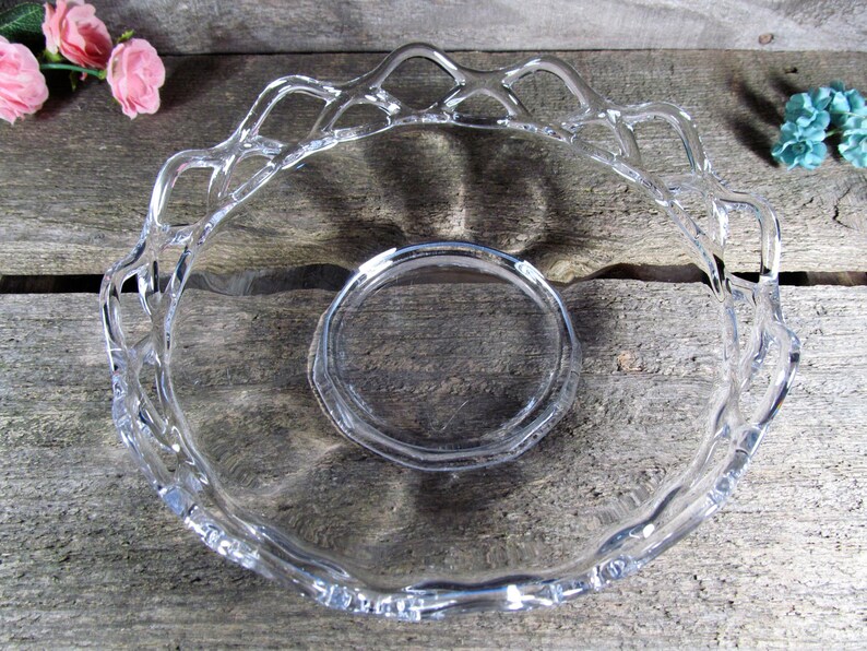 Filigree or Lace Edge Clear Glass Salad /& Fruit Serving Bowl Anchor Hocking Early-Century Vintage Kitchen and Dinning Decor Old Colony
