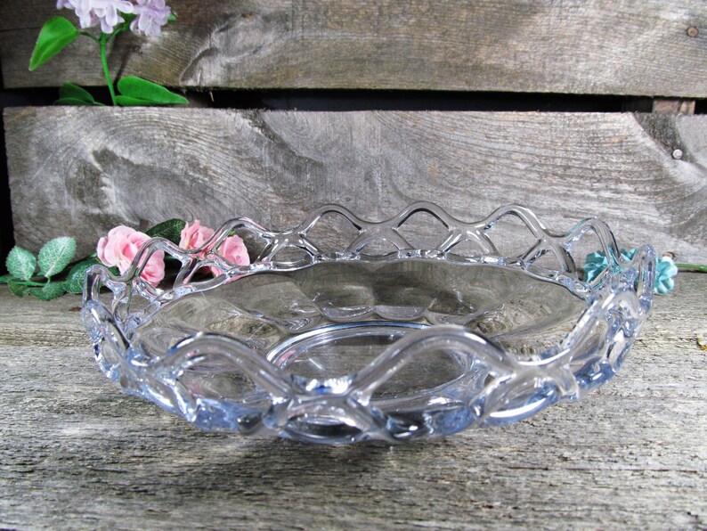Filigree or Lace Edge Clear Glass Salad /& Fruit Serving Bowl Anchor Hocking Early-Century Vintage Kitchen and Dinning Decor Old Colony