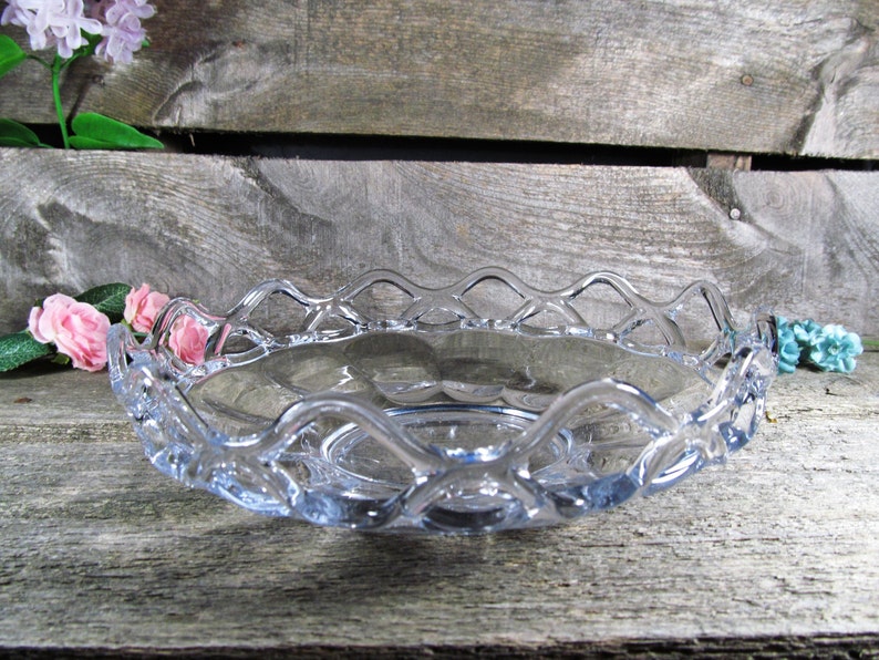 Filigree or Lace Edge Clear Glass Salad /& Fruit Serving Bowl Anchor Hocking Early-Century Vintage Kitchen and Dinning Decor Old Colony