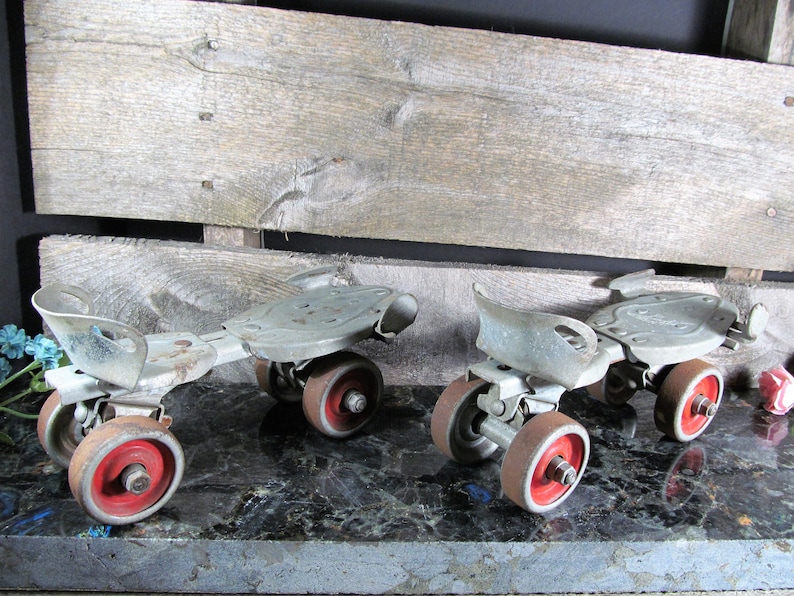 Retro Fashion Solid Metal Vintage Home /& Farmhouse Decor Pair of 2 1950/'s Americana Hustler Speed King Vintage Adjustable Roller Skates