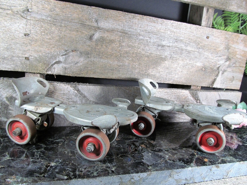 Retro Fashion Solid Metal Vintage Home /& Farmhouse Decor Pair of 2 1950/'s Americana Hustler Speed King Vintage Adjustable Roller Skates