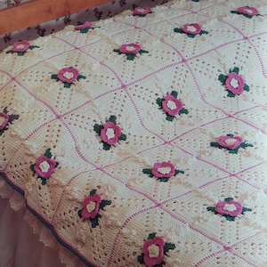 Vintage Crochet A Bed of Flowers Bedspread granny motif instant download crochet pattern