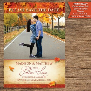Könnte beinhalten: Save-the-Date-Karte für eine Herbst-Hochzeit mit einem Foto eines Paares, das sich in einem Park mit Herbstlaub küsst. Der Text lautet "PLEASE SAVE THE DATE" und "MADISON & MATTHEW HAVE FALLEN IN LOVE WE'RE GETTING MARRIED ON SATURDAY | NOVEMBER 25, 2020 FORMAL INVITATION TO FOLLOW".