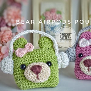 Puede incluir: Dos bolsas de crochet con forma de oso con lazos rosas y orejeras blancas. Las bolsas son verdes y rosas y están diseñadas para guardar AirPods. El texto "CROCHET PATTERN BY VIVMADE" es visible en la imagen.