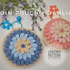 Op de afbeelding: Twee gehaakte muntportefeuilles in de vorm van een bloem. De portemonnee links is blauw, beige en lichtblauw. De portemonnee rechts is roze, beige en lichtroze. De tekst "COIN POUCH - DAHLIA" staat bovenaan de afbeelding. De tekst "CROCHET PATTERN BY VIVMADE" staat onderaan de afbeelding.