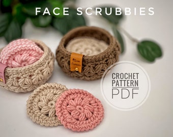 Puede incluir: Patrón de crochet PDF para hacer exfoliantes faciales. La imagen muestra tres exfoliantes de crochet, dos en beige y uno en rosa, y dos cestas de crochet, una en beige y otra en marrón. Las cestas tienen etiquetas de cuero que dicen "Love Handmade".