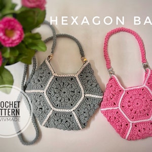 Könnte beinhalten: Zwei gehäkelte Hexagon-Taschen mit weißem Besatz. Eine Tasche ist grau und die andere ist rosa. Die Taschen haben verstellbare Träger und sind mit einem Häkelmuster gearbeitet. Das Bild enthält den Text "HEXAGON BAG" und "CROCHET PATTERN BY VIVMADE".