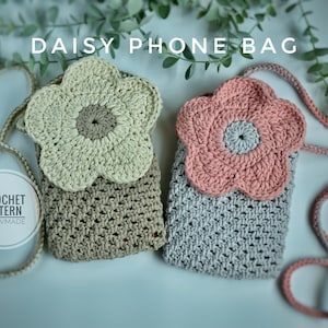 Peut inclure: Deux sacs à main en crochet avec des embellissements en forme de marguerite. Le sac à gauche est marron avec une marguerite crème. Le sac à droite est gris avec une marguerite rose. Les deux sacs ont une bandoulière en crochet.
