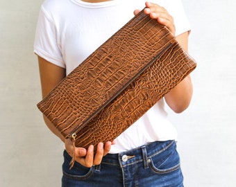 Marron classique - Pochette en cuir gaufré CROCO, pochette en cuir véritable, pochette à rabat, pochette à imprimé animal, pochette en cuir croco
