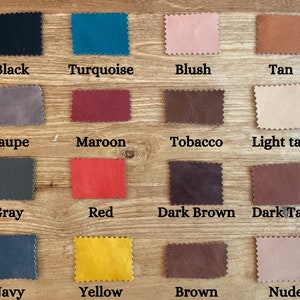 Puede incluir: Una carta de colores de 16 muestras de cuero diferentes. Las muestras est&aacute;n dispuestas en cuatro filas de cuatro. Los colores son: negro, turquesa, rubor, marr&oacute;n claro, topo, granate, tabaco, marr&oacute;n claro, gris, rojo, marr&oacute;n oscuro, marr&oacute;n oscuro, azul marino, amarillo, marr&oacute;n y nude.