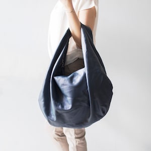 NAVY - Große Hobo Bag, Hobo Bag aus weichem Leder, Hobo Bag aus weichem Lammfell, Hobo Bag large, Leder Umhängetasche