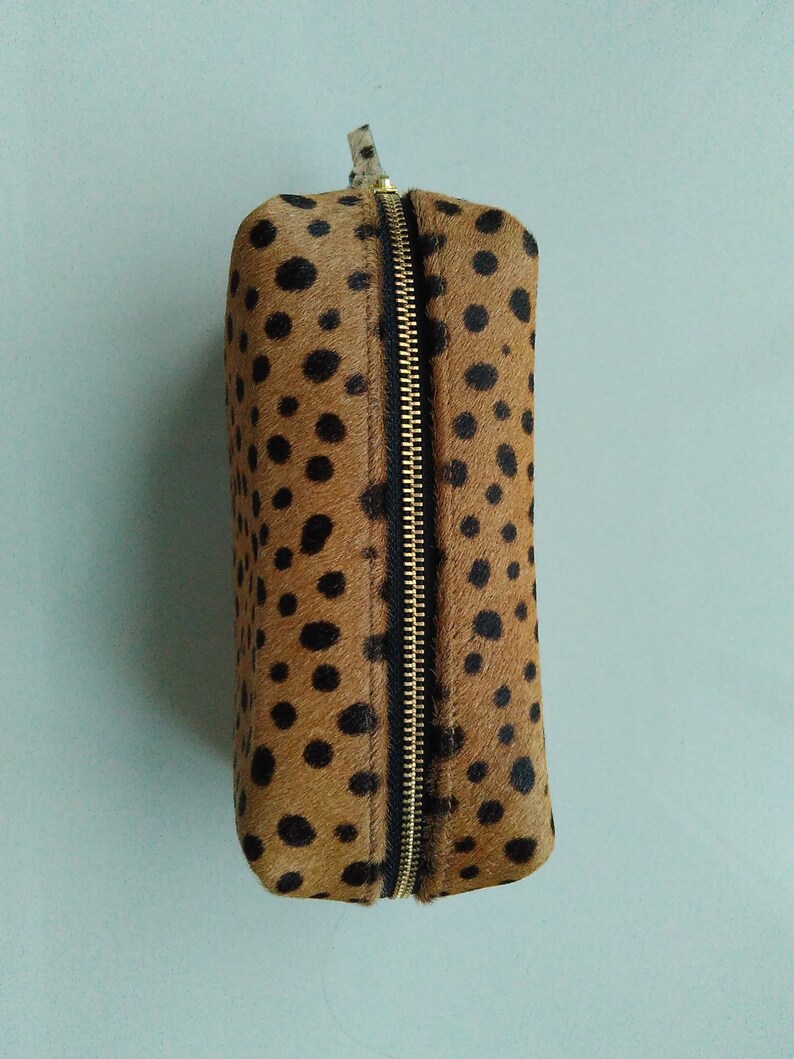 Bolso de maquillaje de leopardo, estuche de maquillaje de cuero con estampado de leopardo, bolsa con cremallera de pelo de becerro de leopardo, neceser de cuero, kit dopp, estuche de maquillaje de viaje imagen 7