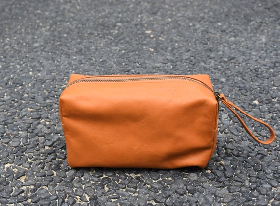Tan leather make up bag, leather make up case, zipper pouch, leather toiletry bag, dopp kit, travel makeup case, makeup bag, women gift