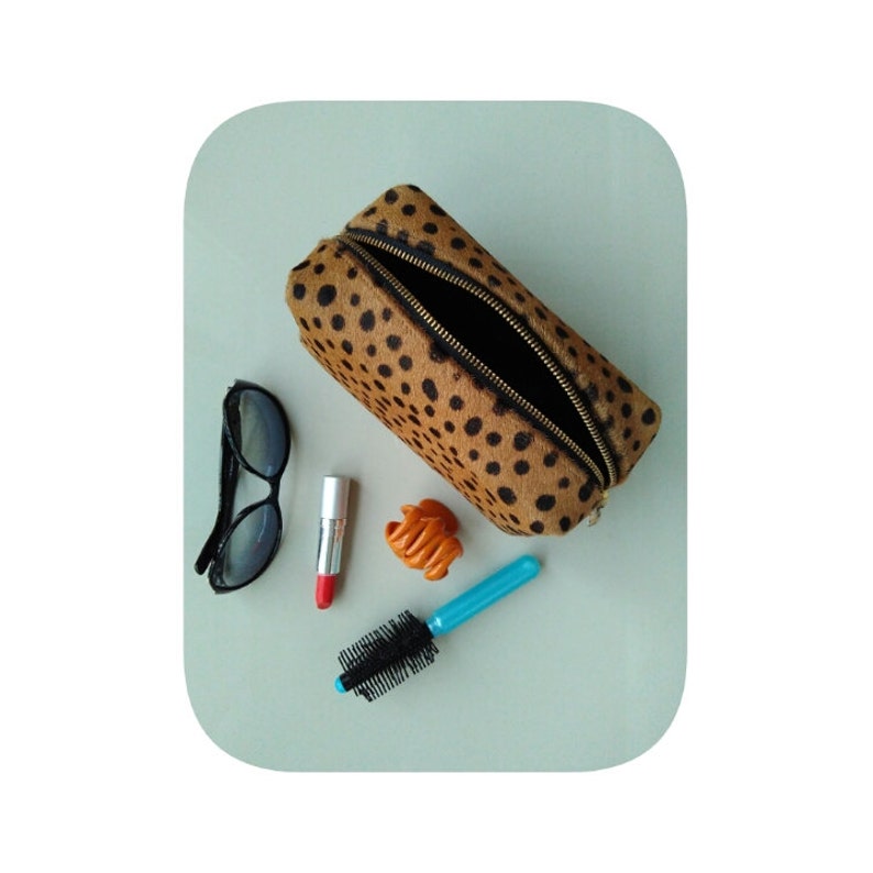 Bolso de maquillaje de leopardo, estuche de maquillaje de cuero con estampado de leopardo, bolsa con cremallera de pelo de becerro de leopardo, neceser de cuero, kit dopp, estuche de maquillaje de viaje imagen 4