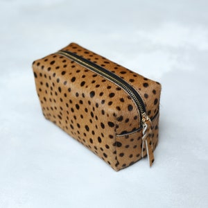 Bolso de maquillaje de leopardo, estuche de maquillaje de cuero con estampado de leopardo, bolsa con cremallera de pelo de becerro de leopardo, neceser de cuero, kit dopp, estuche de maquillaje de viaje imagen 3